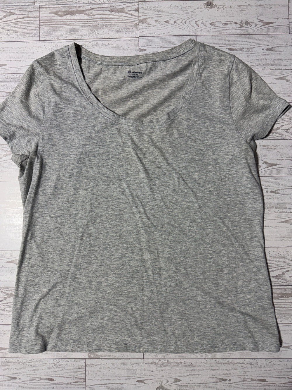 No Boundaries Light Gray V-Neck Slightly Cropped Women's Tee